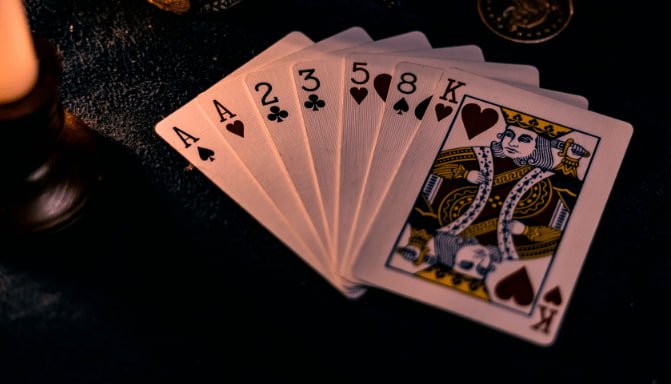 Ilustrasi pengguna menikmati permainan slot online kingbet138 pada perangkat mobile
