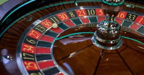 Pengguna kingbet138 menggunakan browser mobile Android untuk bermain sportsbook dan slot